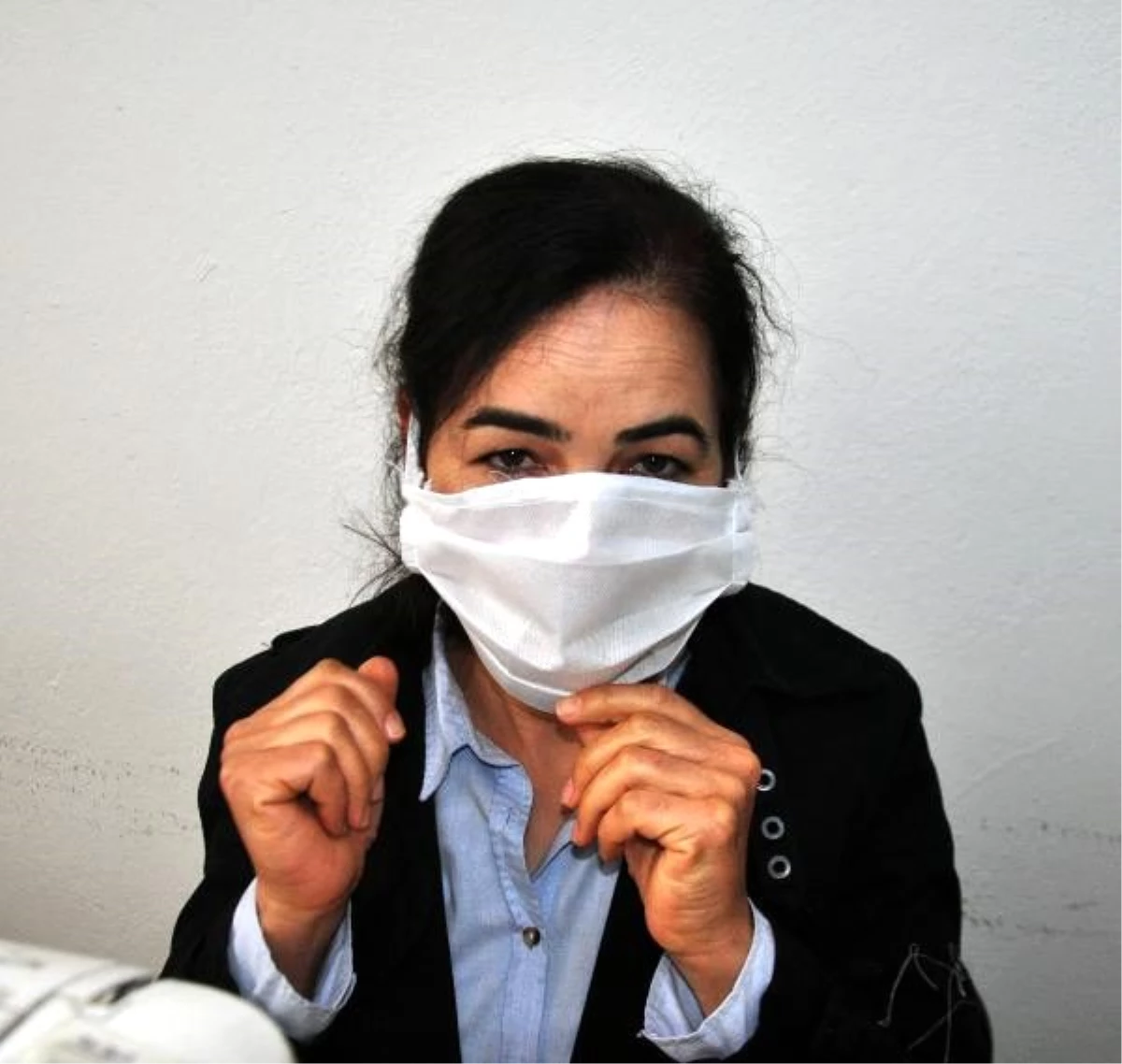 Kursun usta öğretcileri koronavirüse karşı maske dikiyorlar
