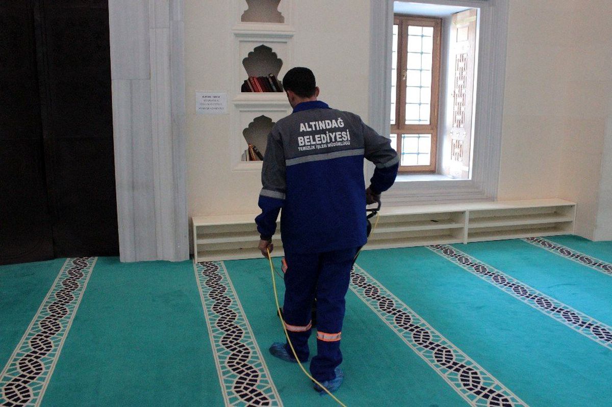 Melike Hatun Camii virüs tehlikesine karşı dezenfekte edildi