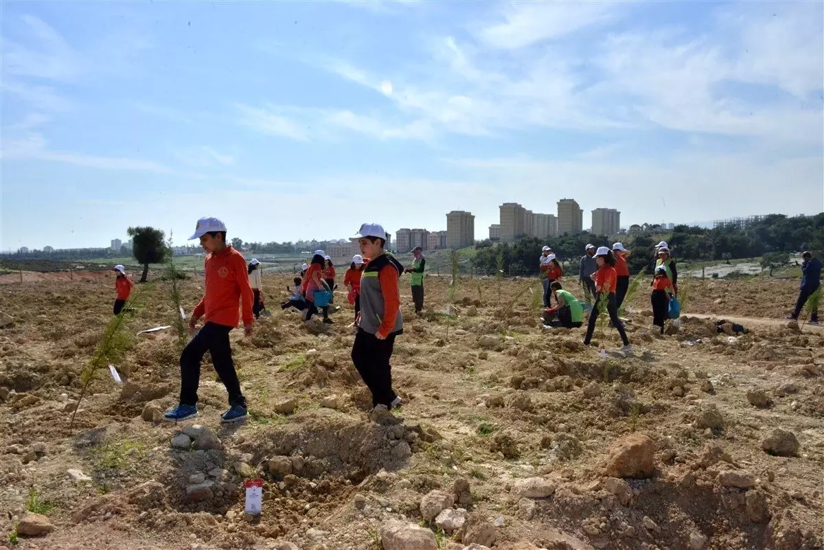 Mersin\'de öğrenciler İdlib şehitleri anısına fidan dikti