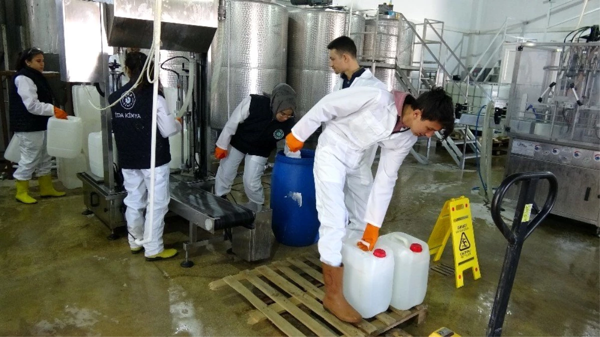 Meslek liseli öğrenciler korona virüse karşı gece gündüz Türk malı dezenfektan üretiyor