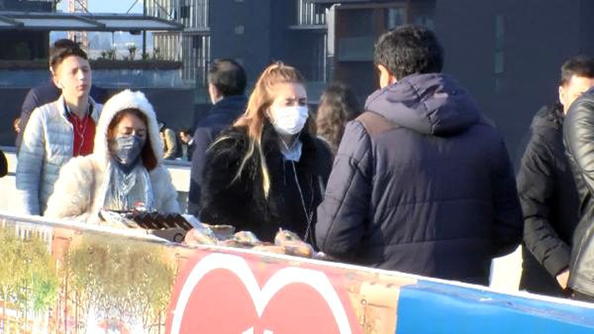 Metrobüslerde maskeli koronavirüs önlemleri
