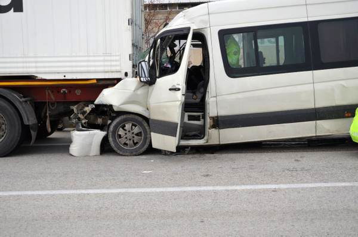 Minibüs, TIR\'a çarptı: 1 ölü, 3 yaralı