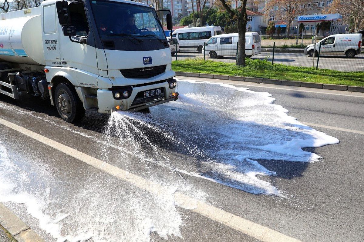 Mudanya\'da cadde ve sokaklar yıkanıyor