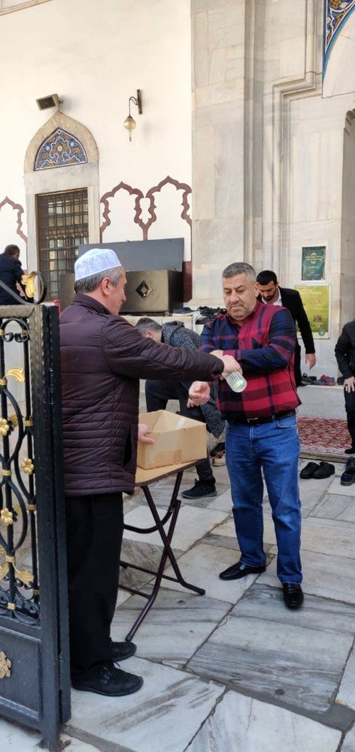 Muradiye Camii cemaatine kolonya ikramı