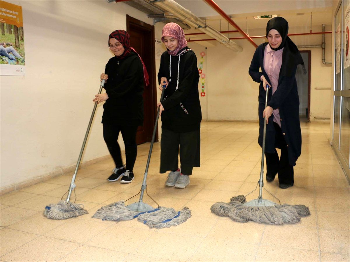 Öğrenciler, okulda koronavirüs temizliği yaptı
