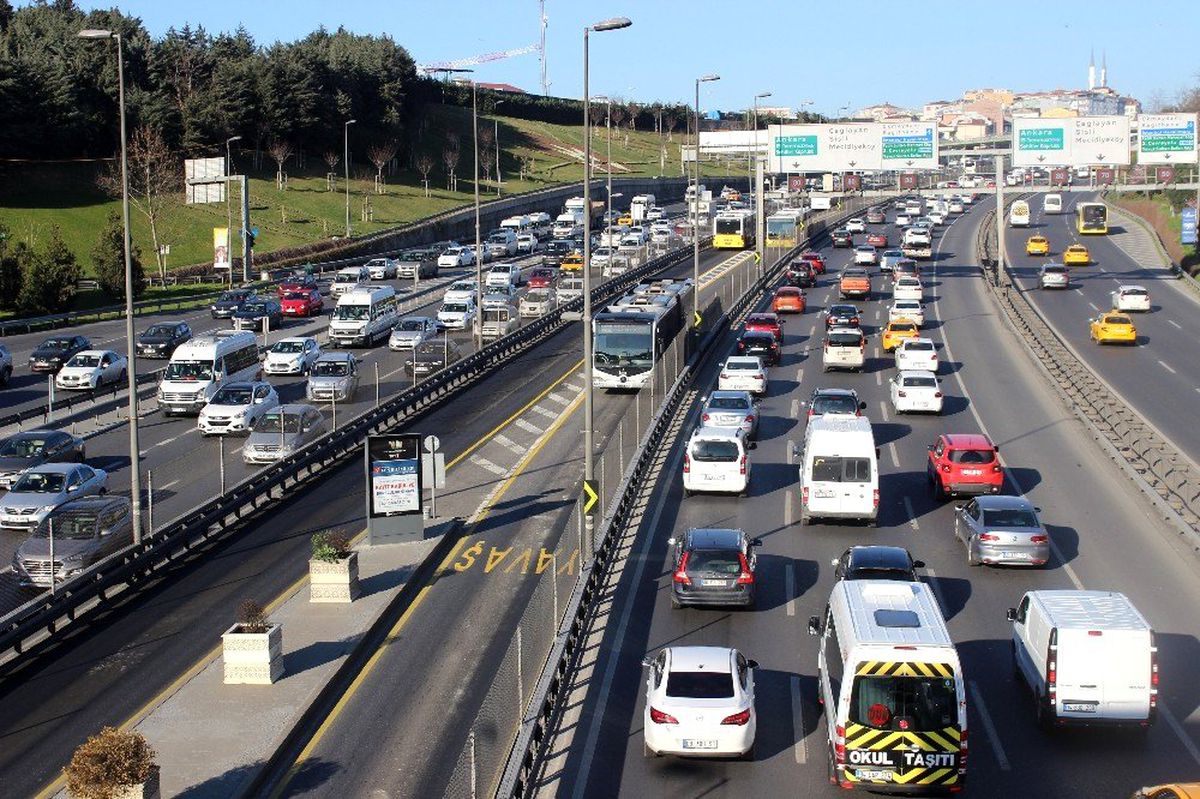 Okulların tatil edilmesiyle trafikte yoğunluk başladı