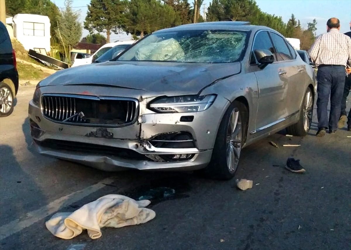 Otomobille çarpışan motosikletteki anne ve baba öldü, iki çocuk yaralandı