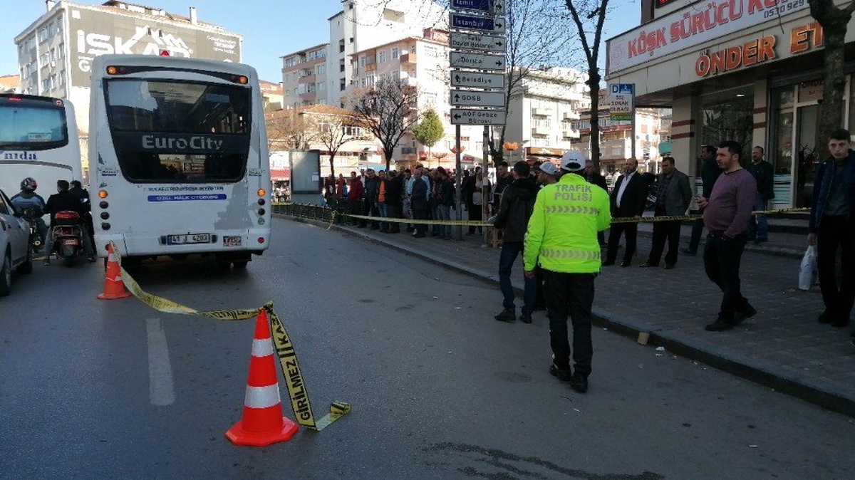 Özel halk otobüsünün altında kalan yaşlı kadın hayatını kaybetti