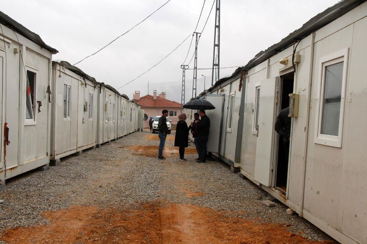 Pütürge\'de depremzedeler konteyner kente yerleştirilmeye başlandı