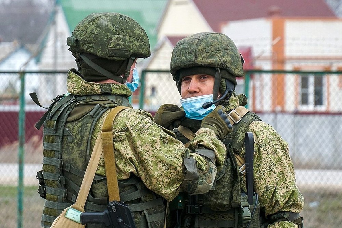 Rus askerleri korona virüsüne karşı maske kullanmaya başladı