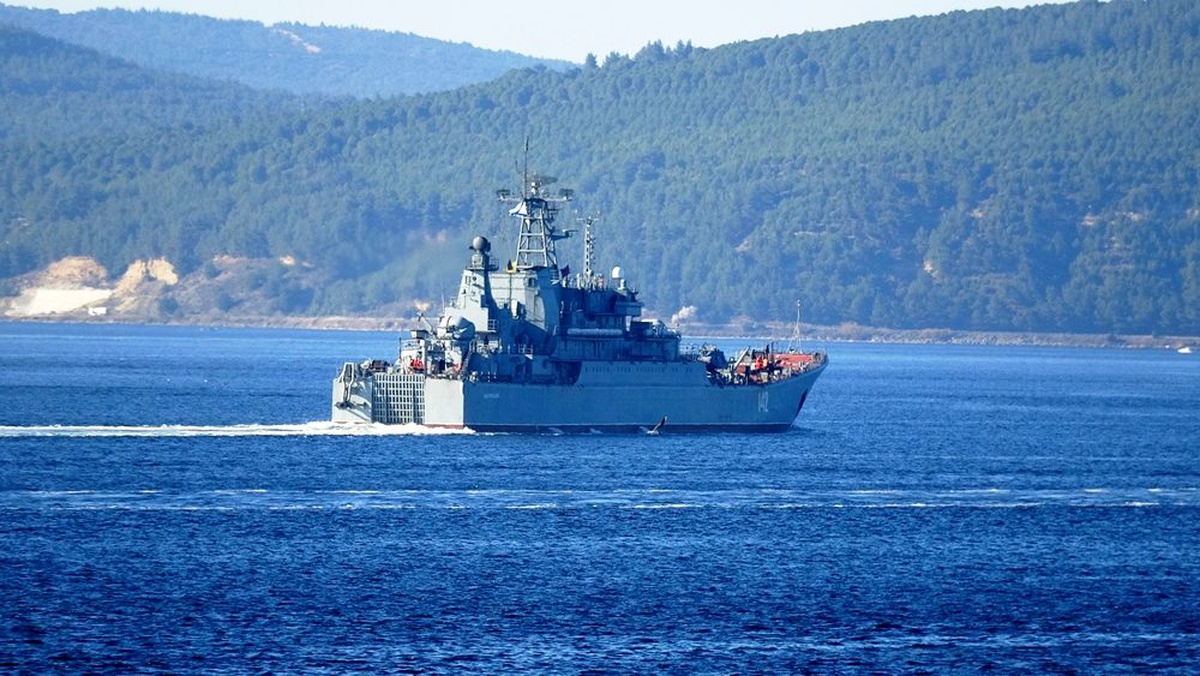 Rus savaş gemisi Çanakkale Boğazı\'ndan geçti