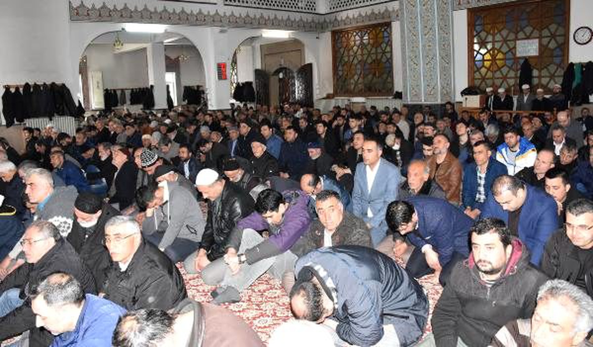 Sivas ve Tokat\'ta cuma namazında camiler doldu
