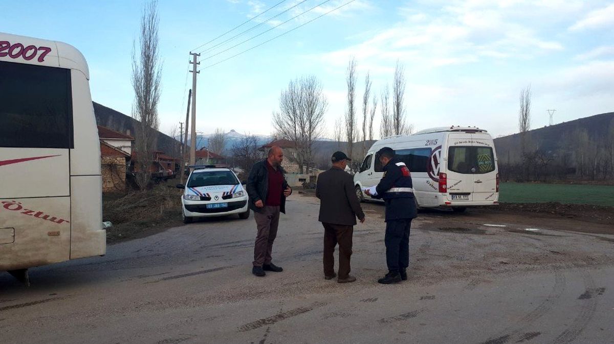 Şuhut\'ta jandarma ekipleri okul servislerini denetledi