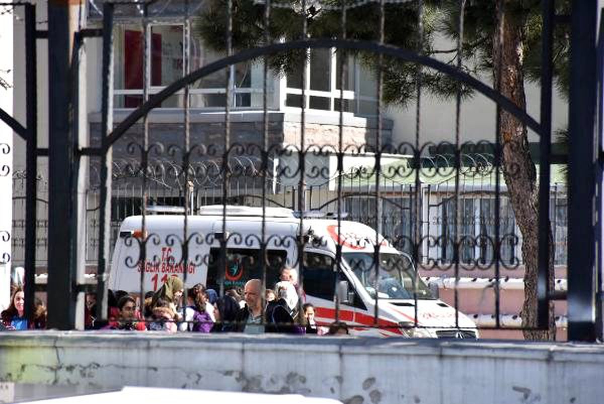 Sultangazi\'de okuldaki dezenfeksiyondan 11 öğrenci etkilendi