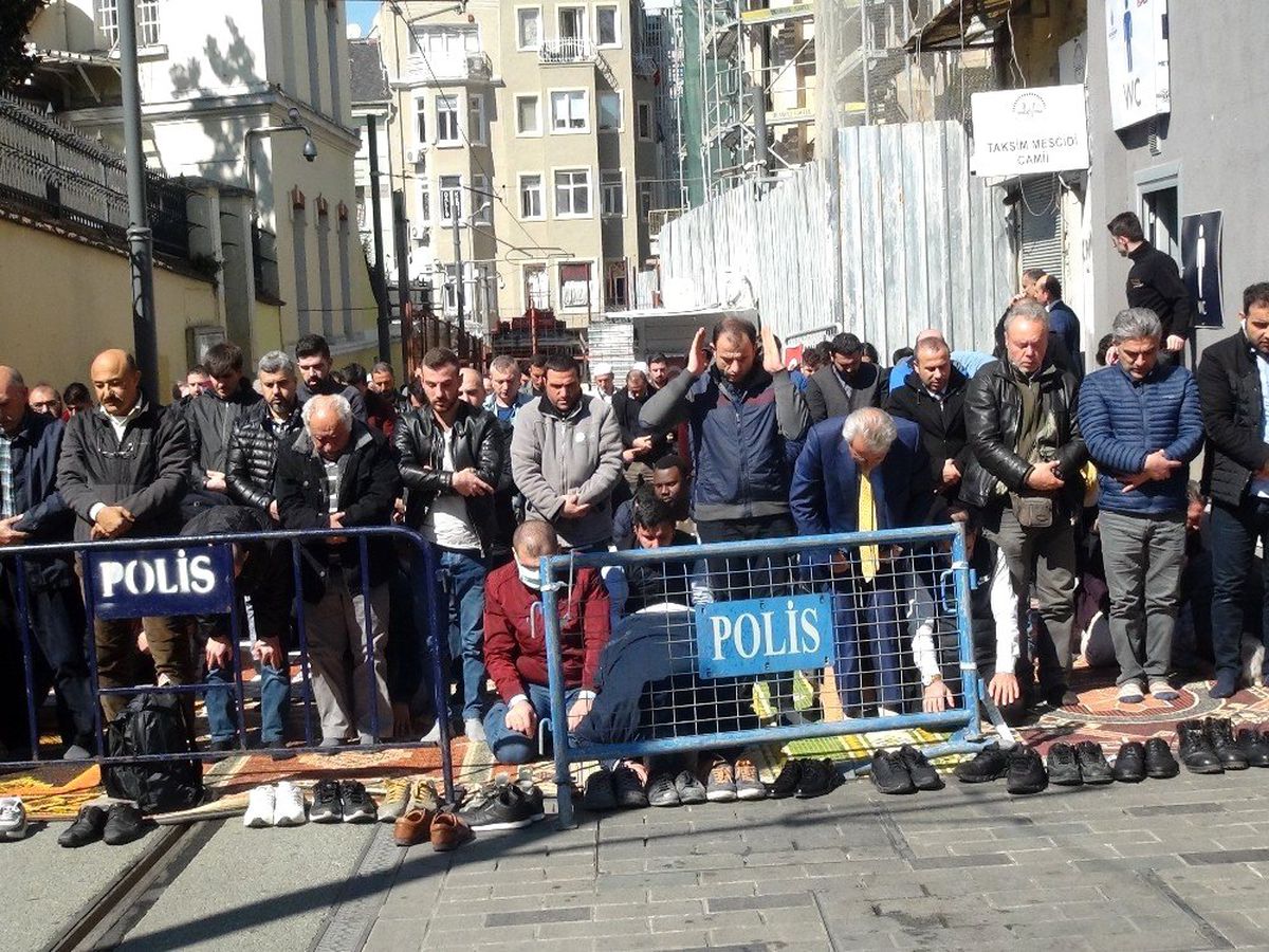 Taksim Mescidi\'nde vatandaşlar Cuma namazını dışarıda kıldı