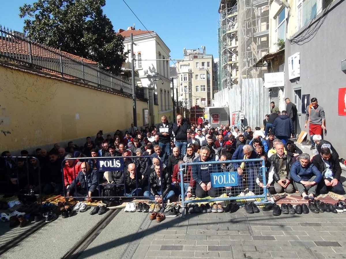 Taksim Mescidi\'nde vatandaşlar Cuma namazını dışarıda kıldı