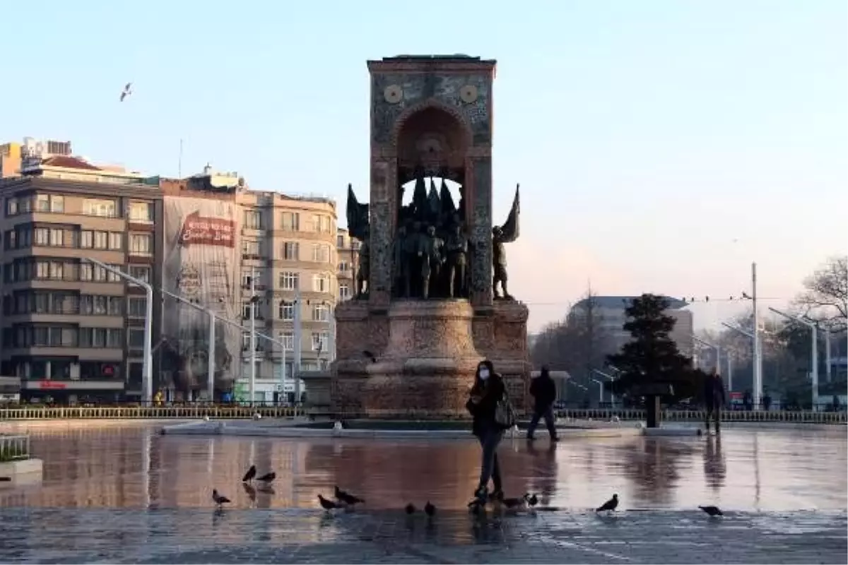 Taksim Meydanı\'nda maskeli \'koronavirüs\' önlemleri