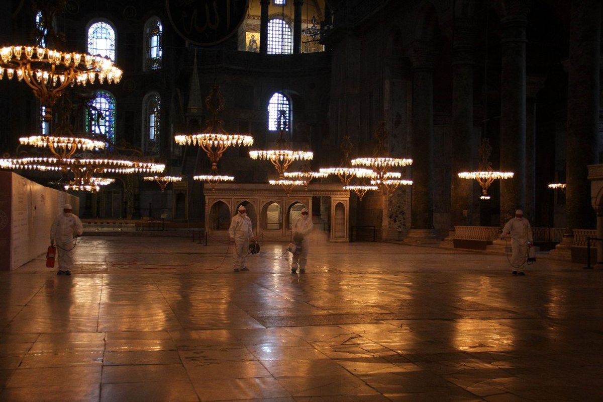 Tarihi Ayasofya Müzesi dezenfekte edildi