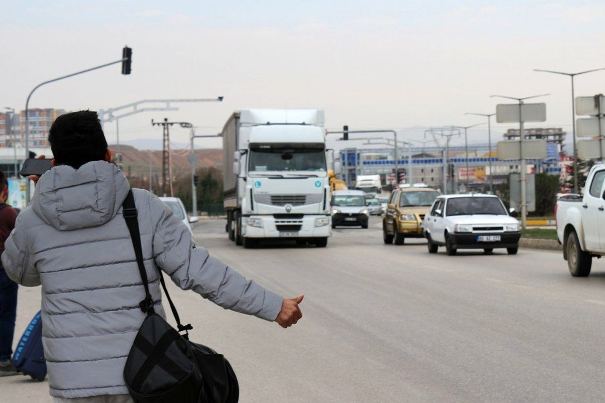 Terminallerde bilet bulamayan öğrenciler, otostop çekti