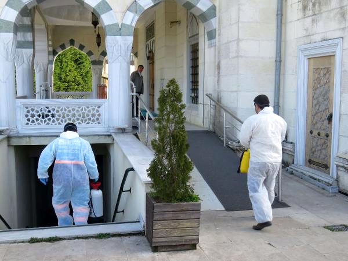 Üsküdar\'da cuma namazı öncesi Hz. Ali Camii\'nde dezenfekte çalışması