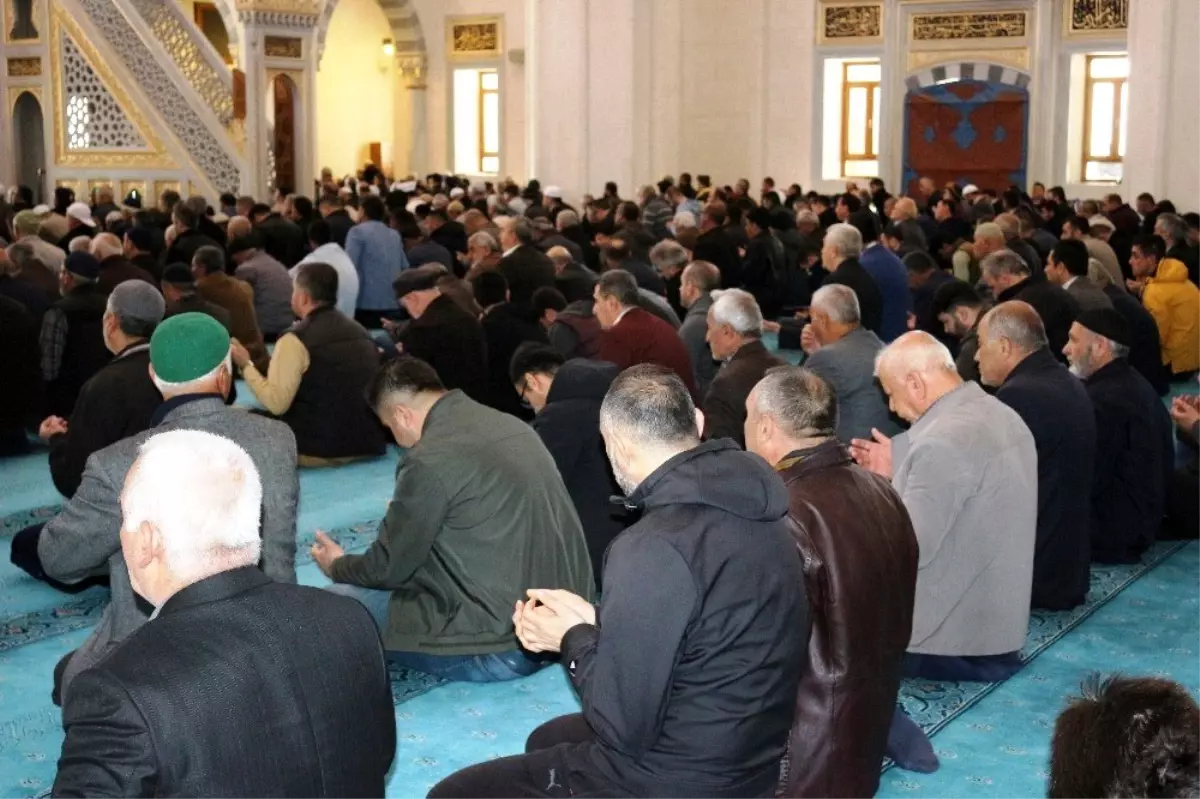 Vatandaşlar evde namaz kılmayı değil, camileri tercih etti