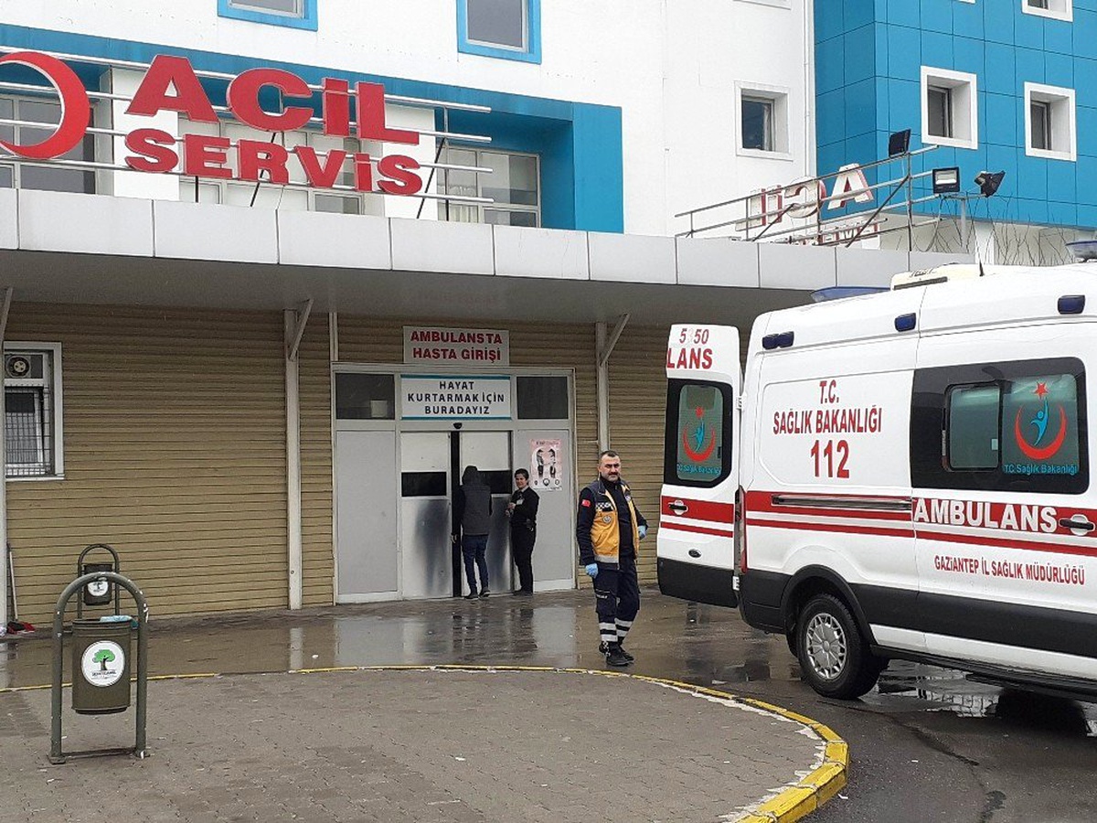 Yedikleri yemekten zehirlenen 43 öğrenci ve öğretmen hastaneye kaldırıldı