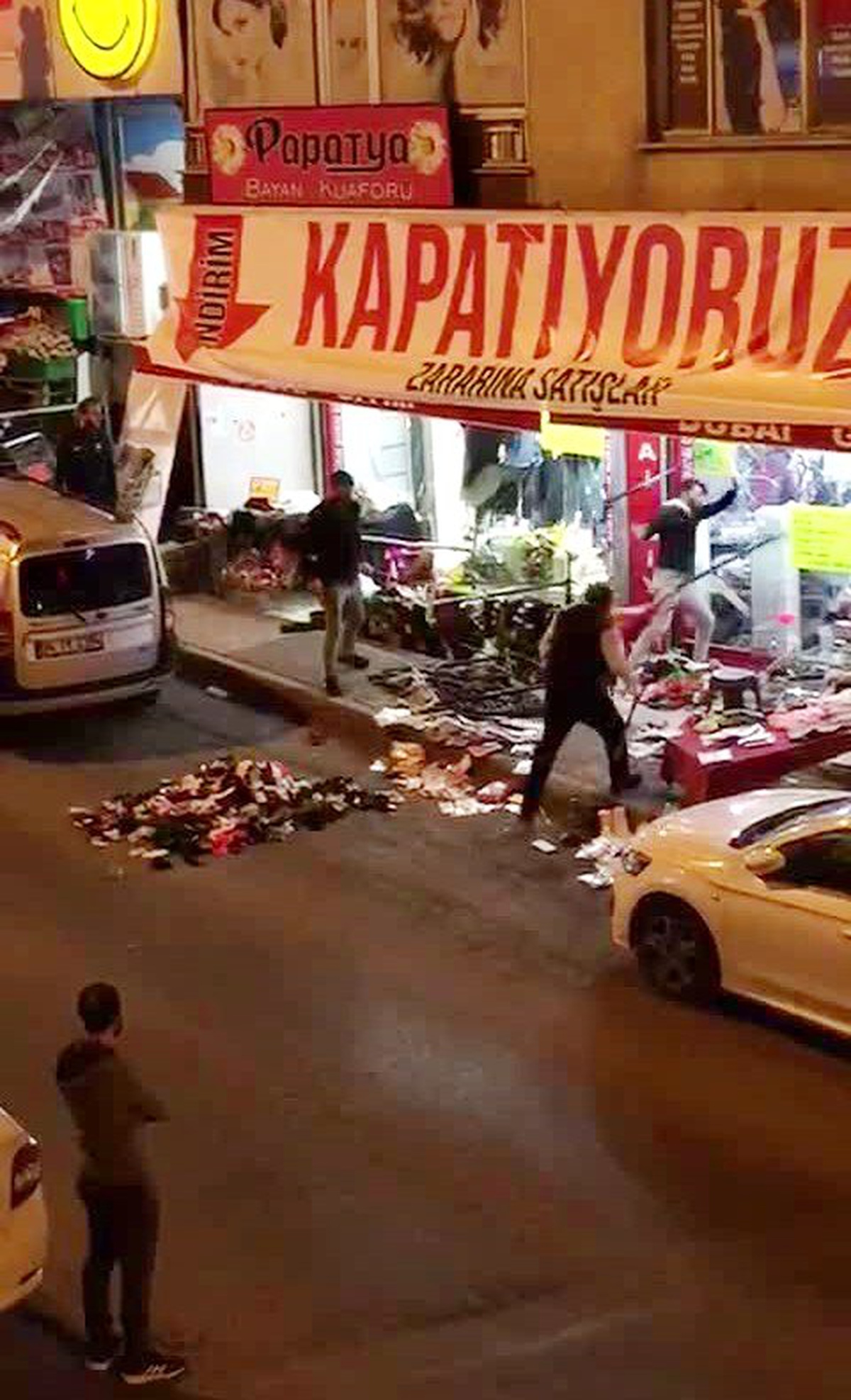 3 şahsın, demirlerle saldırarak mağazayı talan ettiği anlar kamerada
