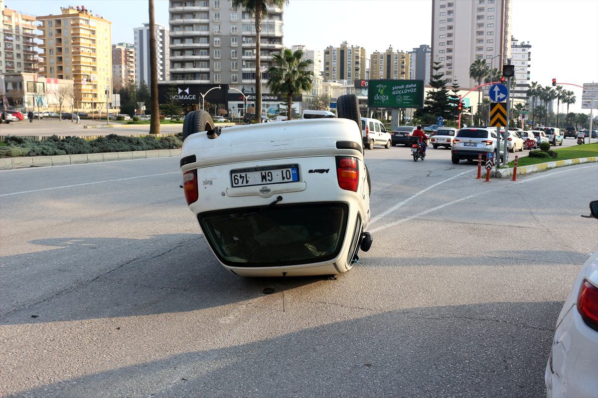 Adana\'da devrilen otomobilde sıkışan sürücü yaralandı