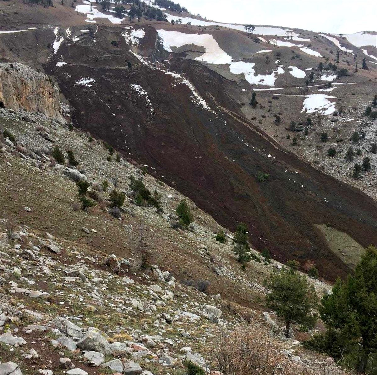 Adana\'da yayla yolu heyelan nedeniyle ulaşıma kapandı