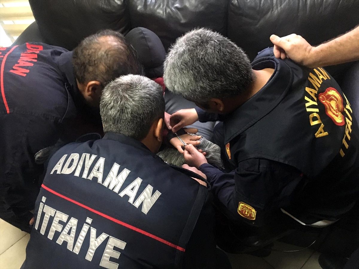 Adıyaman\'da gencin parmağında sıkışan yüzük itfaiye ekiplerince çıkarıldı