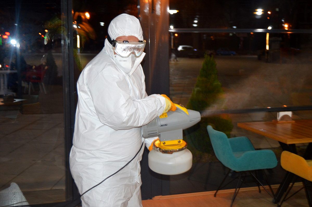 Afyonkarahisar\'da koronavirüse karşı dezenfeksiyon çalışmaları gece mesaisiyle sürüyor