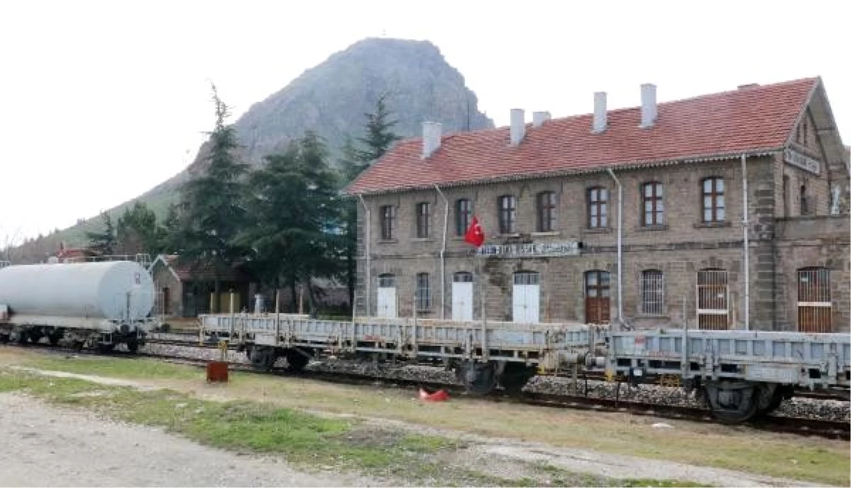 Afyonkarahisar\'daki 130 yıllık tren istasyonu, geleceğini bekliyor