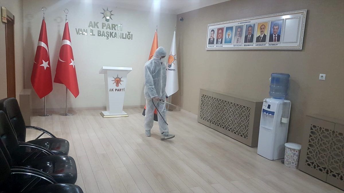 AK Parti Van İl Başkanşığı koronavirüse karşı dezenfekte edildi