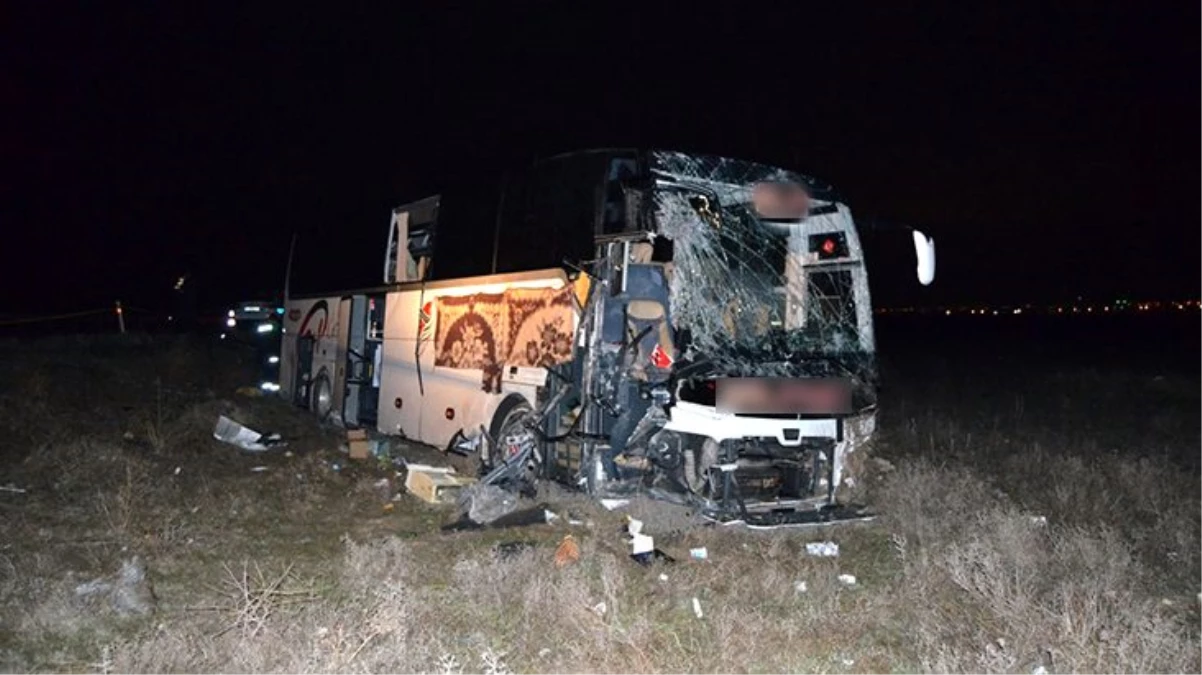 Aksaray\'da bir yolcu otobüsü, seyir halindeki tıra arkadan çarptı: 44 yaralı
