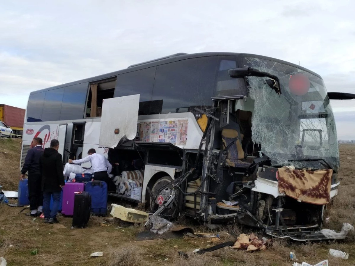 Aksaray\'da bir yolcu otobüsü tıra çarptı: 44 yaralı