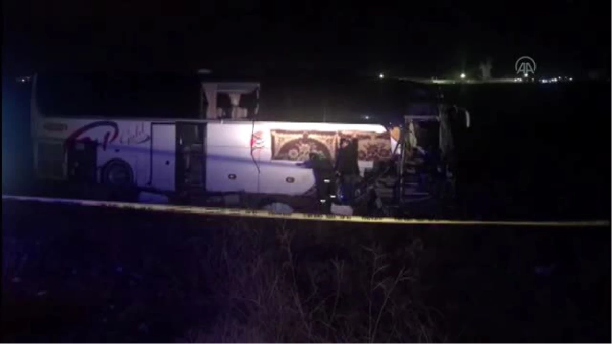 Aksaray\'da yolcu otobüsünün tıra çarpması sonucu 44 kişi yaralandı