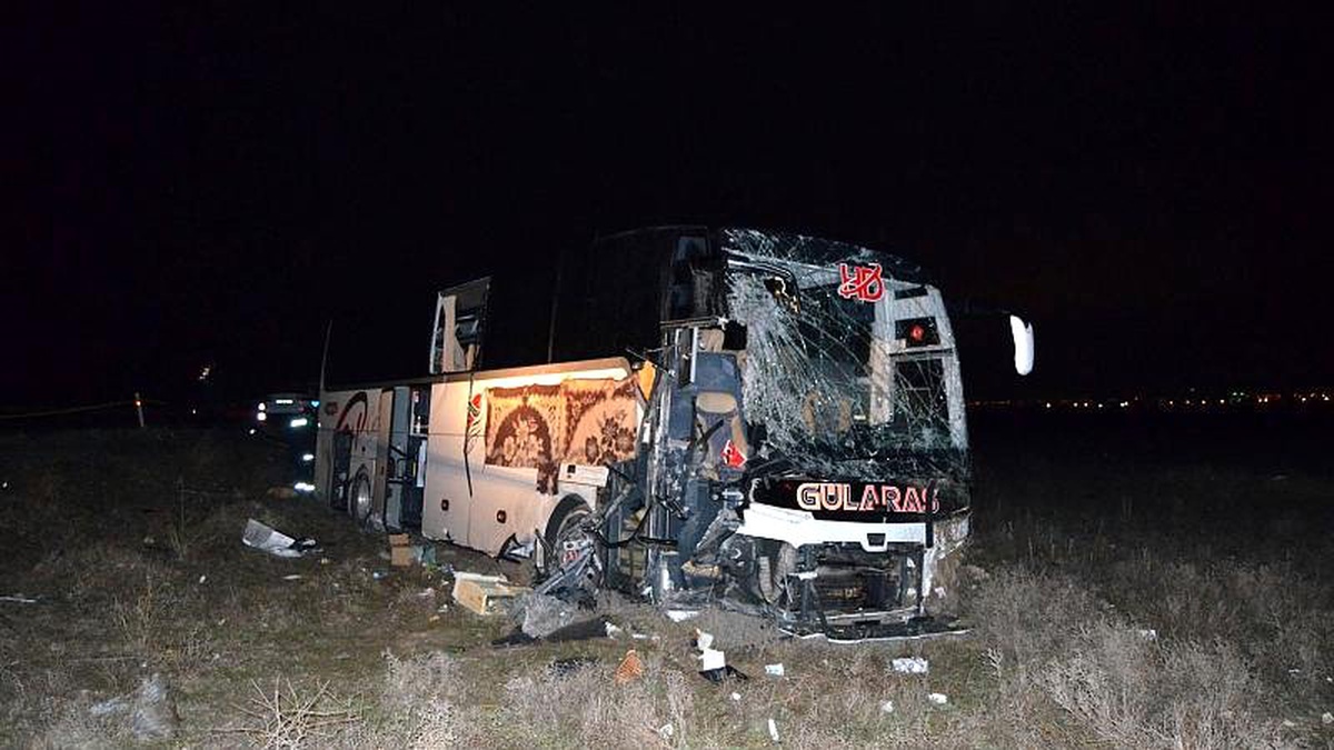 Aksaray\'da yolcu otobüsünün tıra çarpması sonucu 44 kişi yaralandı