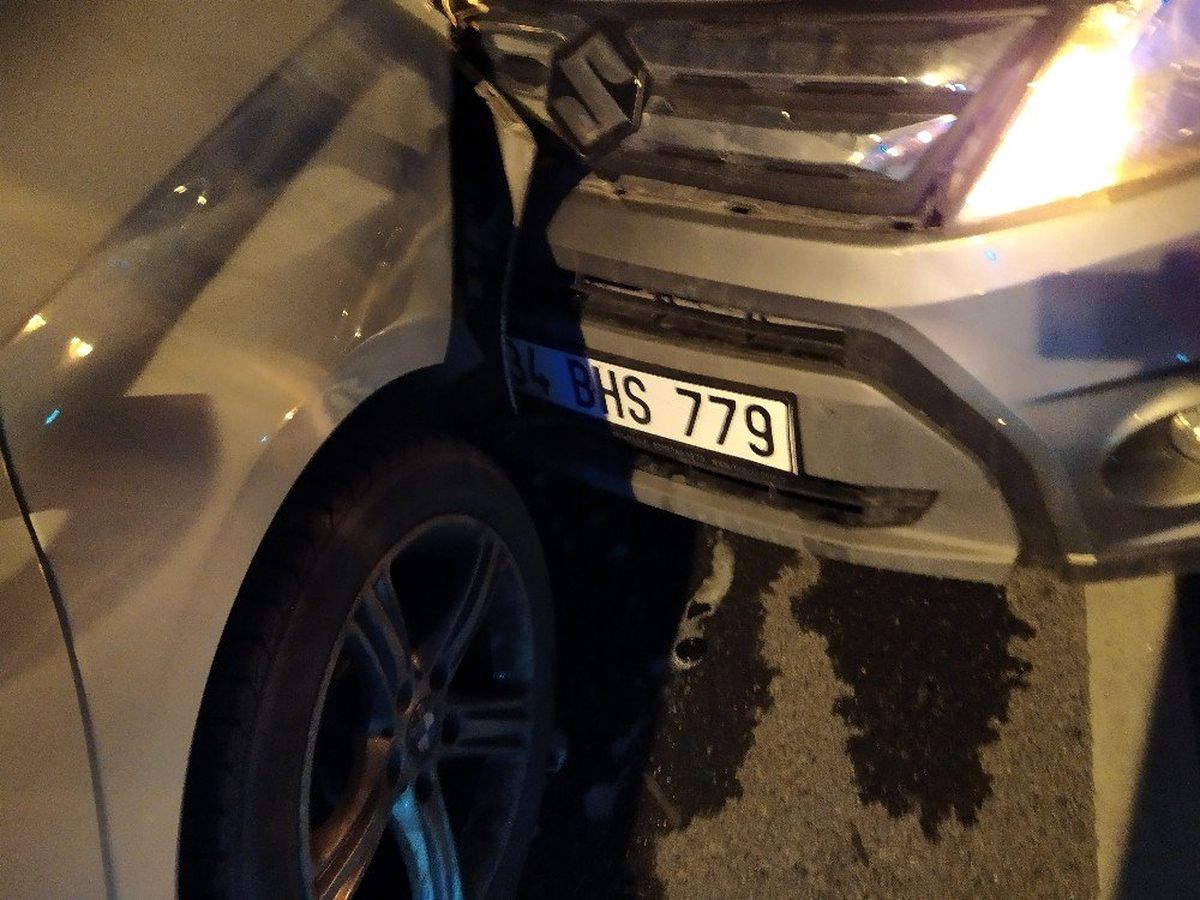 Alkollü sürücü park halindeki lüks otomobile çarptı: 1 yaralı