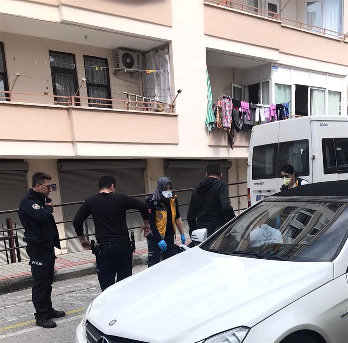 Antalya\'da "yol verme" kavgasında bir kişi silahla vuruldu