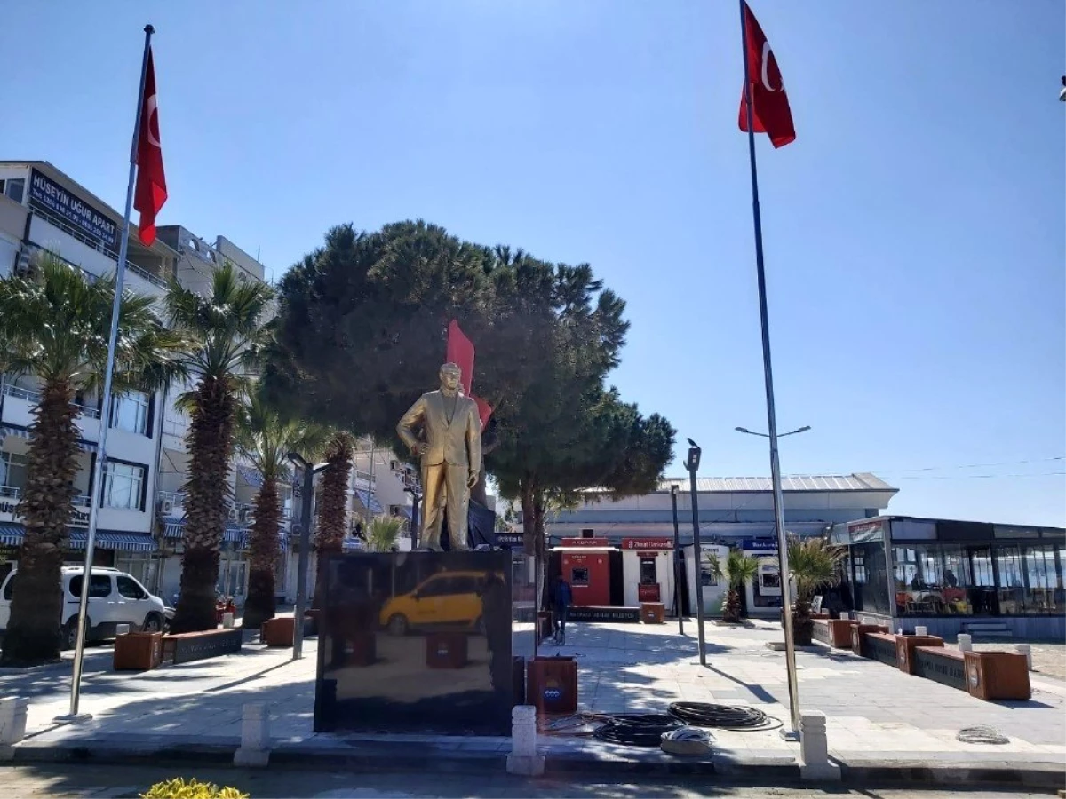 Avşa\'da Atatürk Heykeli yeni yerine taşındı