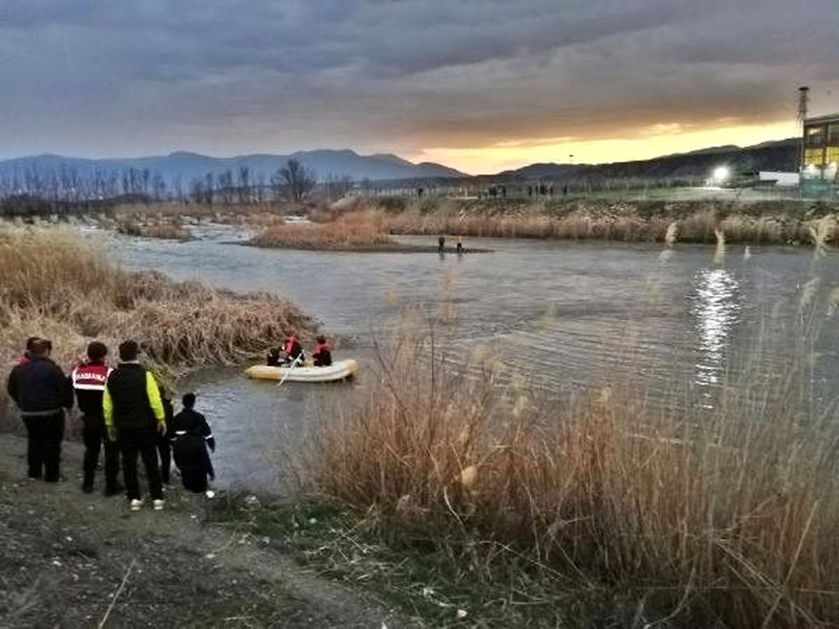 Baraj kapakları açıldı, adacıkta mahsur kalan 3 kişi kurtarıldı