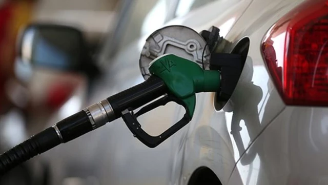 Benzinin litre fiyatı 2 yıl sonra ilk defa 6 TL'nin altına geriledi!