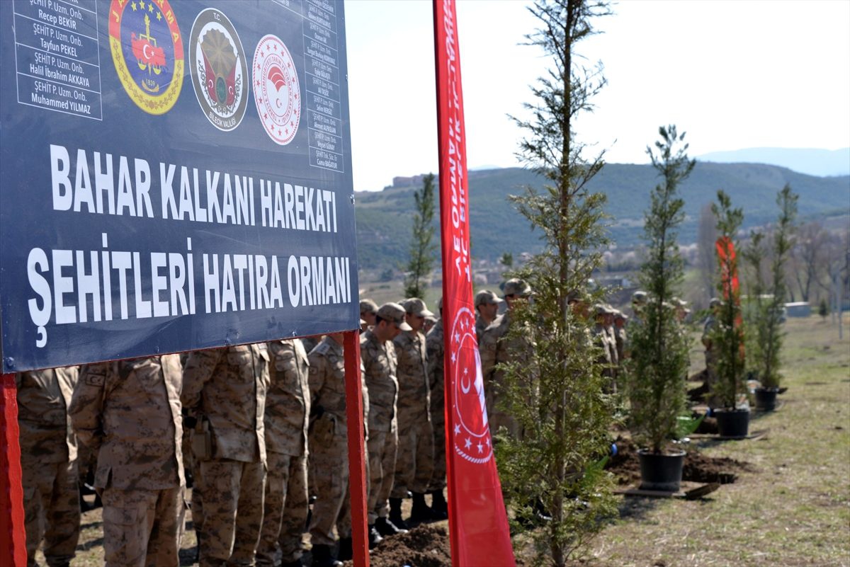 Bilecik\'te askerler, İdlib şehitleri anısına fidan dikti