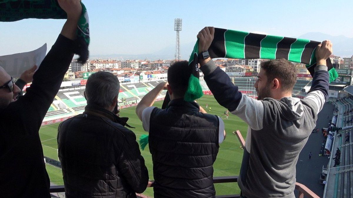 Çatılara, balkonlara çıkıp takımlarını desteklediler