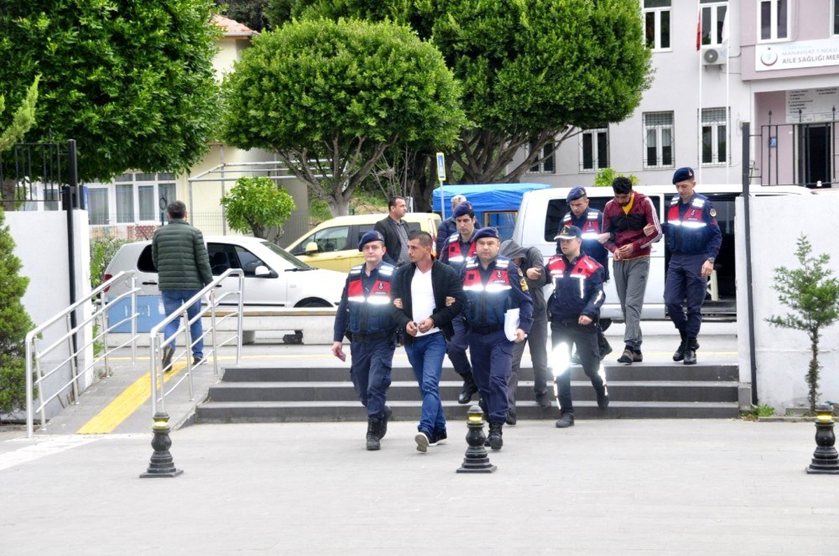 Cinayet zanlısı suç makinesi 2 tabanca, bir tüfek, uyuşturucu ve 4 sahte plaka ile yakalandı