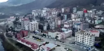 Çöplerde bulduğu geri dönüşüm malzemelerini ekonomiye, çöpe atılan dini kitapları da camilerin...