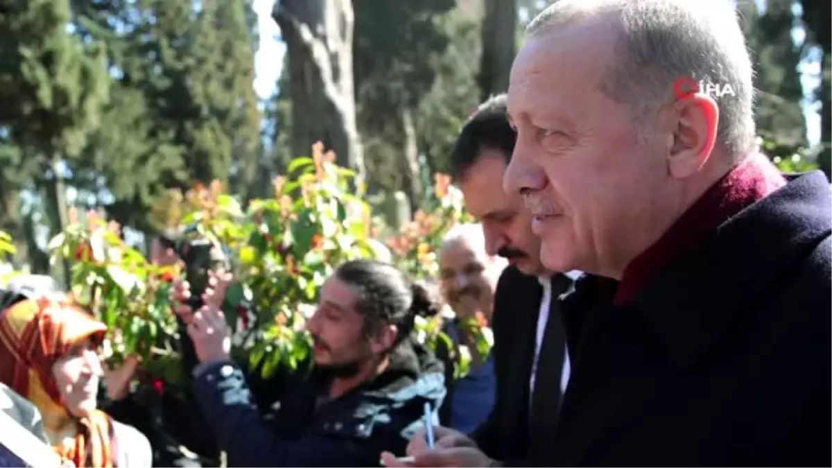 Cumhurbaşkanı Erdoğan, Karacaahmet Mezarlığı\'ndaki aile kabristanını ziyaret etti