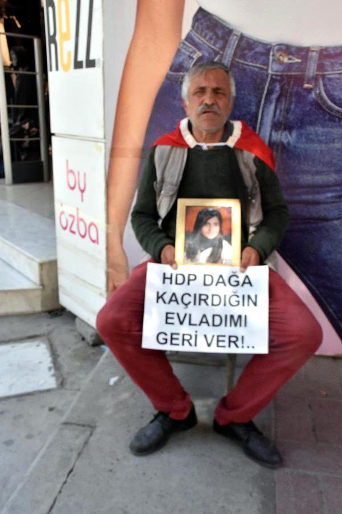 Evlat nöbeti tutan baba: Dünya koronavirüsle, biz PKK virüsüyle mücadele ediyoruz