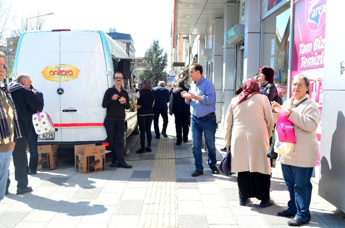 Fırsatçılara inat bedava makarna dağıttılar