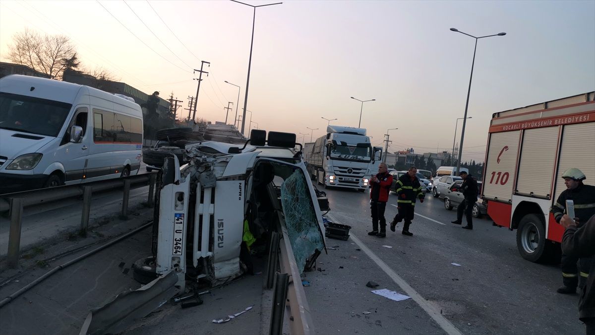 Gebze\'de bariyerlere çarpan kamyonun sürücüsü yaralandı